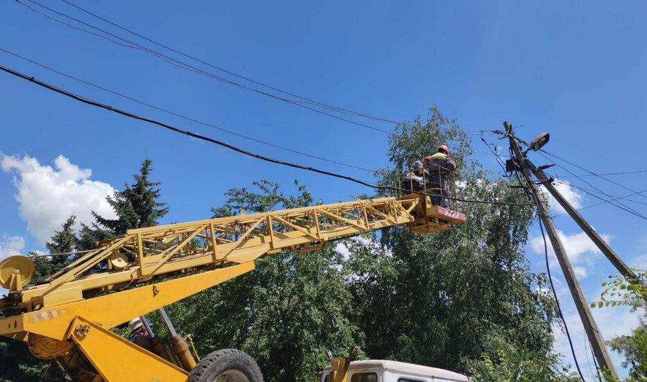 za-tizhden-dtek-donecki-elektromerezhi-povernuv-svitlo-u-92-tisyachi-osel-na-donechchini-znestrumlenih-cherez-negodu-ta-obstrili-4